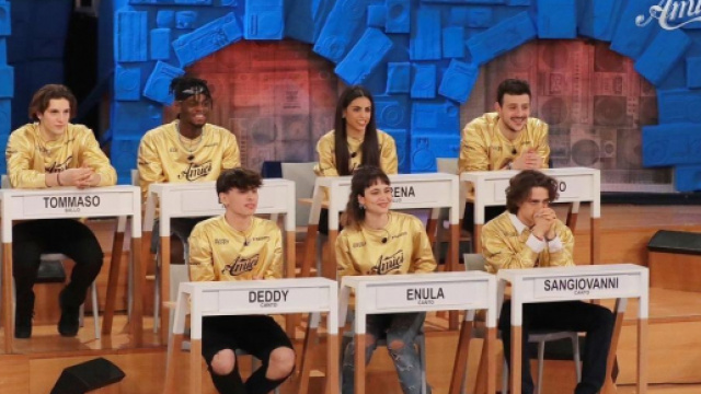 Amici, anticipazioni serale: tre squadre e almeno due eliminazioni alla prima puntata.