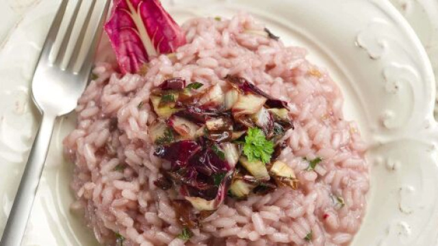 Risotto al radicchio rosso, una pietanza molto gustosa.