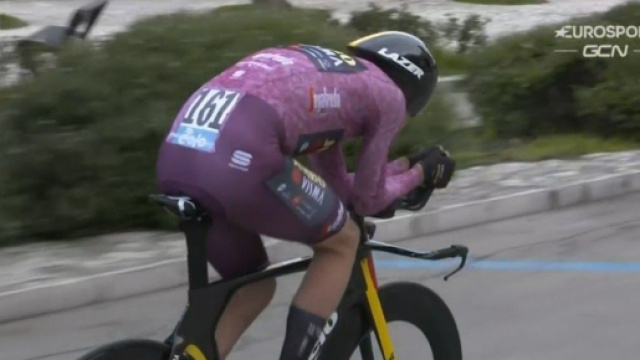 Wout van Aert impegnato nella crono finale della Tirreno Adriatico.