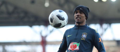 Douglas Costa promete retornar ao Gr&ecirc;mio, mas freia empolga&ccedil;&atilde;o da torcida. (Lucas Figueiredo/CBF)