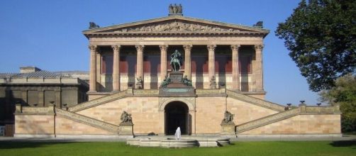 Visual artist Gerhard Richter is happy to have his paintings in the Berlin National Gallery (Image source: WikiImages/Pixabay)