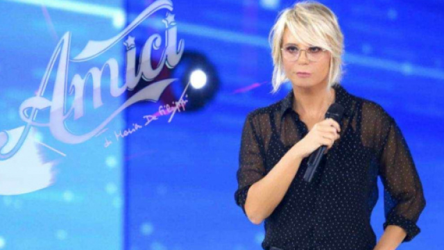 Anticipazioni Amici, prima puntata: sfida tra team, giudici esterni e Ferilli ospite.