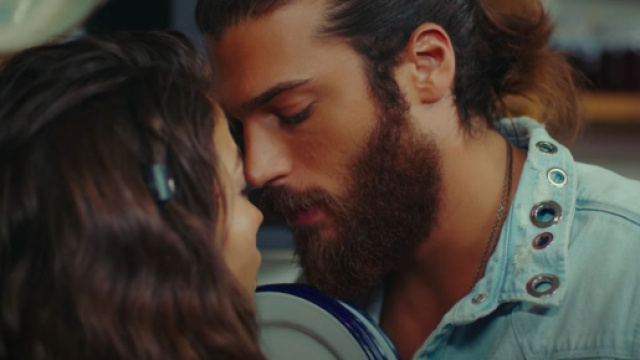 DayDreamer, trama Turchia: Can si presenta pi&ugrave; affabile con Sanem e le dice: 'Sei unica'.