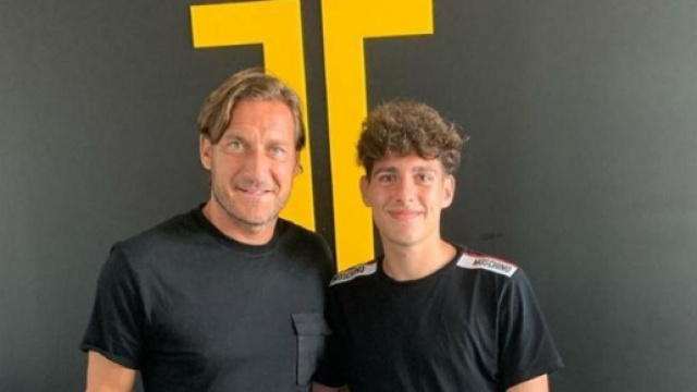 Francesco Totti e il giovane Luis Hasa.