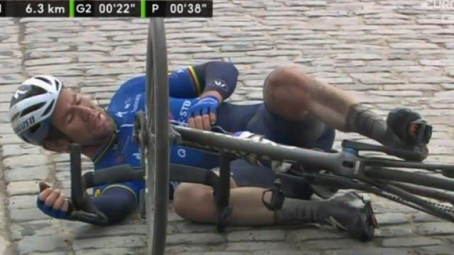 La caduta di Mark Cavendish alla Nokere Koerse.