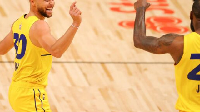 Lebron James e Stephen Curry durante l&rsquo;All-Star Game.