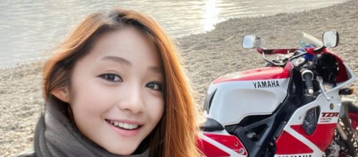 La joven influencer japonesa con su moto detr&aacute;s en uno de sus viajes por Jap&oacute;n (@azusagakuyuki)