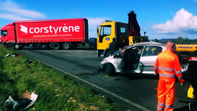 Le forze dell'ordine sul luogo del tragico incidente.