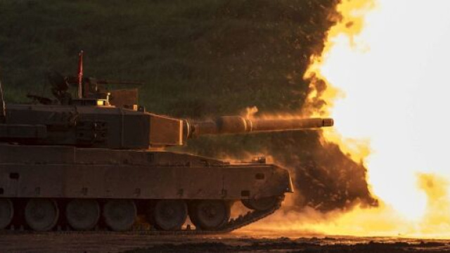 Pordenone, carro armato sbaglia mira e colpisce un allevamento di galline: morti molti animali.