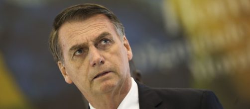 Cartaz com su&aacute;stica &eacute; estendido em frente ao Pal&aacute;cio do Planalto como forma de protesto contra Bolsonaro (Ag&ecirc;ncia Brasil)