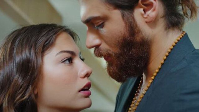 In foto Can e Sanem, i protagonisti di DayDreamer.