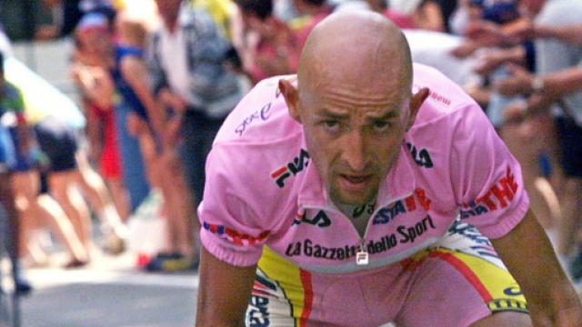 Marco Pantani in maglia rosa negli anni '90.
