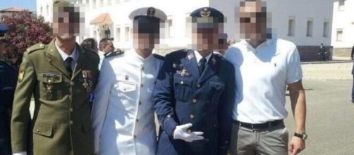 La mano enguantada de un militar esgrime un saludo de los neonazis con el pulgar, el &iacute;ndice y el dedo medio (Twitter)