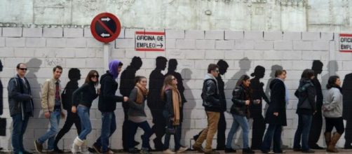 Personas en paro hacen cola para acceder a la oficina de empleo (Flickr)