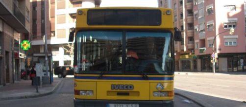 Una joven pasajera sostuvo el volante del autob&uacute;s mientras su conductor estaba desmayado, evitando un grave accidente. (Foto: Flickr)