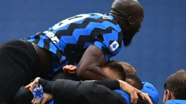 L'esultanza dei giocatori dell'Inter dopo un gol, una scena gi&agrave; vista sessanta volte nell'attuale campionato.