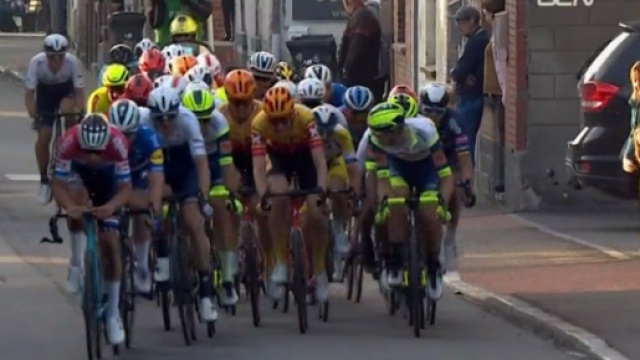 Mathieu van der Poel in testa al gruppo con il manubrio rotto.