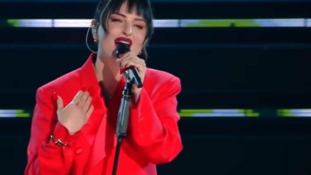 Sanremo, i look delle cantanti della prima serata: Arisa sul palco con un tailleur rosso.