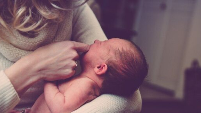 Une grand m&egrave;re donne le sein &agrave; son petit fils - photo Pixabay