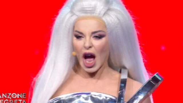 Alba Parietti si trasveste da drag queen.