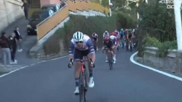 L'attacco decisivo di Jasper Stuyven in fondo alla discesa del Poggio