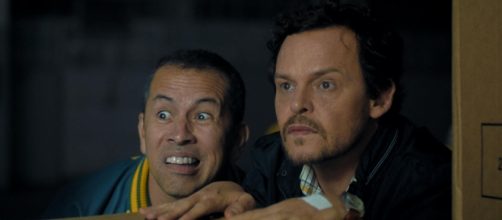 Edmilson Filho e Matheus Nachtergaele em cena do filme 'Cabras da Peste', da Netflix (Reprodu&ccedil;&atilde;o/Netflix)