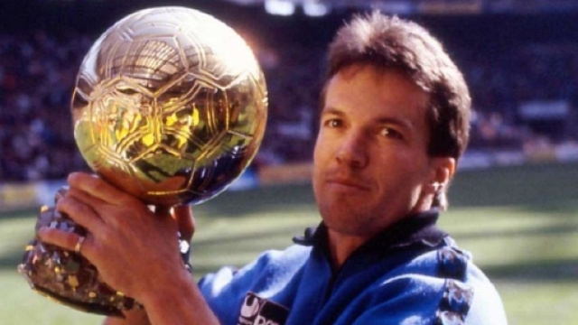Lothar Matth&auml;us con il Pallone d'Oro vinto nel 1990.
