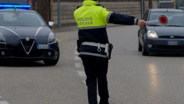 Bari, 11 ragazzini fanno festa in un locale chiuso a Corato: multati dalla Polizia Locale.
