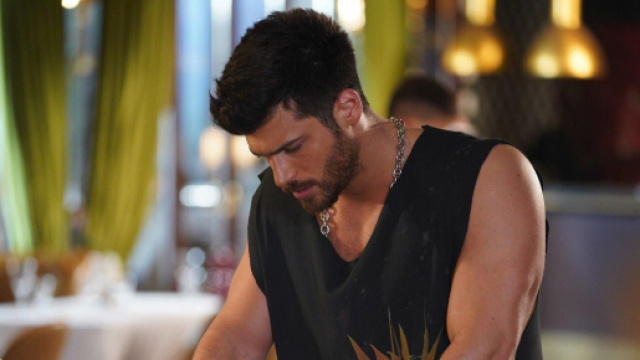 Can Yaman protagonista di Mr Wrong.