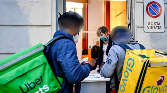 Napoli, due rider rapinati: uno di loro &egrave; stato accoltellato.