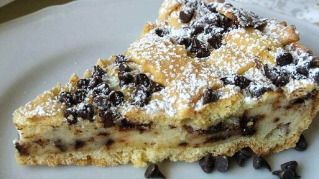 Ricetta crostata di ricotta e gocce di cioccolato, perfetta per il men&ugrave; domenicale.