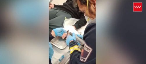 Bomberos quitando el anillo al joven en Getafe (Twitter @112cmadrid)