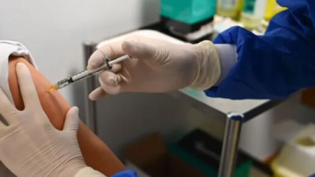 En France, plus de 5 millions de personnes ont re&ccedil;u au moins une dose de vaccin - &copy; Maxppp