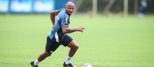 L&eacute;o Pereira deve come&ccedil;ar a partida como titular (Lucas Uebel/Gr&ecirc;mio)