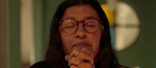 Lurdes sofre em 'Amor de M&atilde;e' (Reprodu&ccedil;&atilde;o/TV Globo)