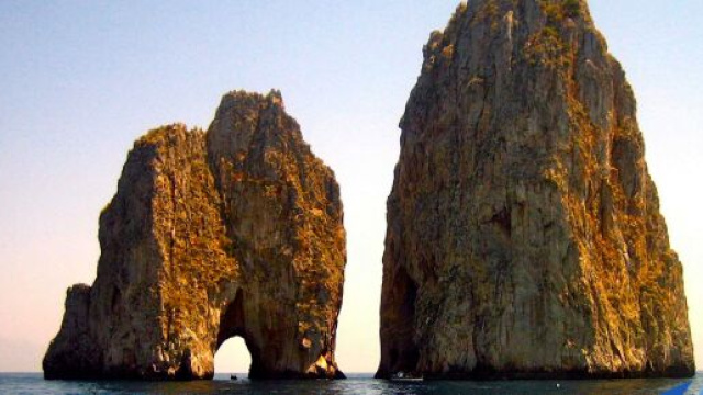 Faraglioni distrutti per la pesca illegale di "datteri di mare".