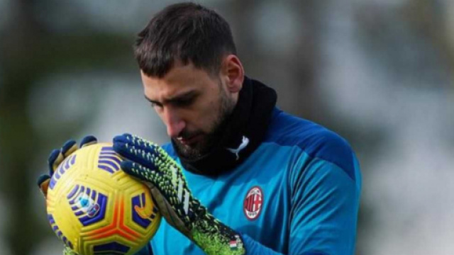 Gianluigi Donnarumma, 22 anni, chiamato alla firma dal club rossonero dopo l'offerta di otto milioni.