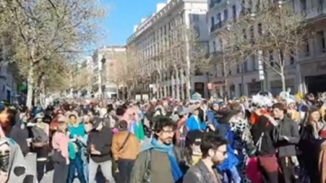 Les images incroyables du carnaval de Marseille indignent les internautes - Photo capture d'&eacute;cran video