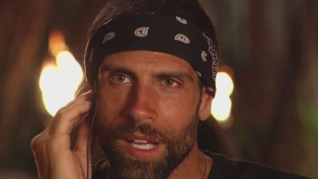 Isola dei famosi, Gilles Rocca costretto a lasciare temporaneamente dopo un malore: 'Ci vediamo presto'.