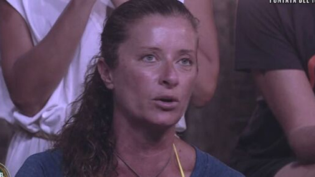 Isola dei famosi, Valentina Persia non riesce ad accendere il fuoco: 'Spero che gli altri non siano cos&igrave; arrabbiati'.