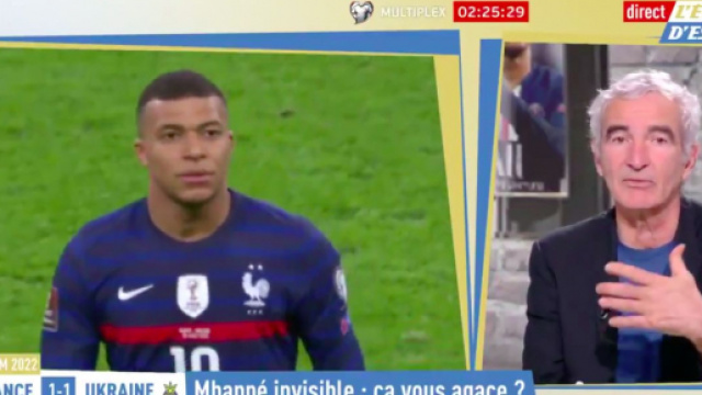 Kylian Mbapp&eacute; se fait d&eacute;truire par Raymond Domenech - Photo capture d'&eacute;cran vid&eacute;o Twitter