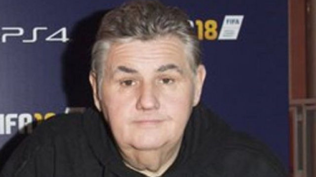 Pierre M&eacute;n&egrave;s ne fera plus les commentaires du jeu FIFA (Credit Twitter officiel @PiedsCarres)