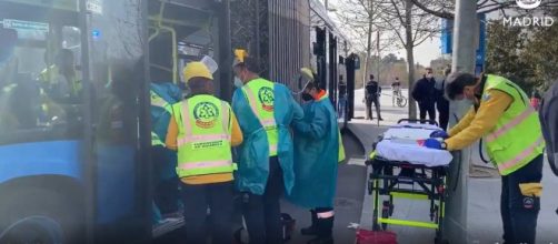 Apu&ntilde;alan a una mujer en un autob&uacute;s (EMERGENCIAS 112)