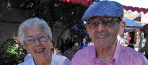 La nieta de los dos abuelitos grab&oacute; el tierno momento. (Twitter: @martiitaa_3)