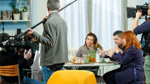 Un posto al sole, gli attori e lo staff impegnati sul set della Terrazza.