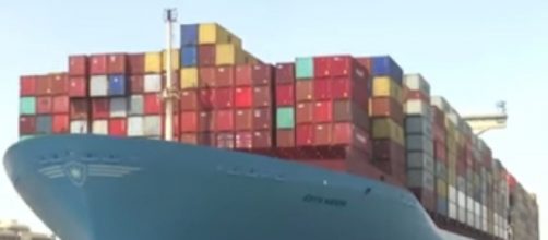 Suez Canal suspends traffic as tug boats work to free ship (Image source: Al Jazeera English/YouTube)