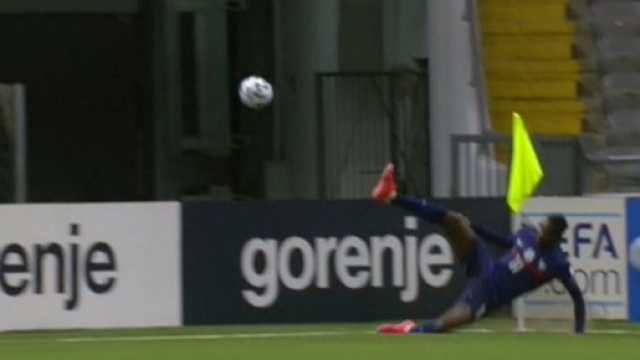 Demb&eacute;l&eacute; manque son corner, Twitter ne le rate pas (Credit : TF1)