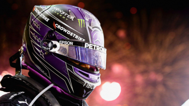 Lewis Hamilton su Mercedes ha vinto la prima gara di F1 del 2021 in Bahrain.