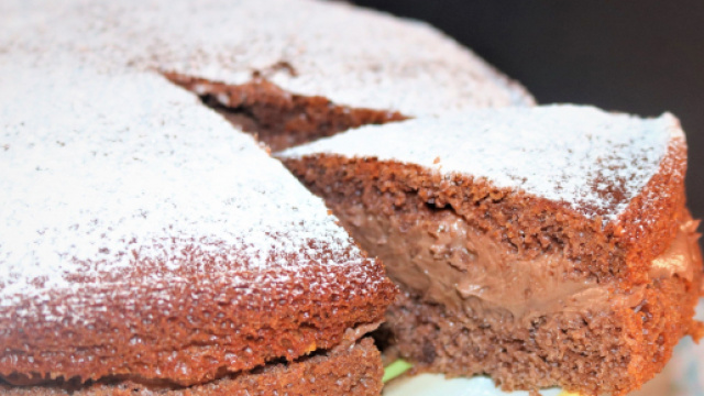 Torta al cacao con crema mascarpone e Nutella, un dolce molto goloso.