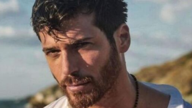 Can Yaman passa il tempo al maneggio con Cassius e porta in spalla la sua istruttrice.